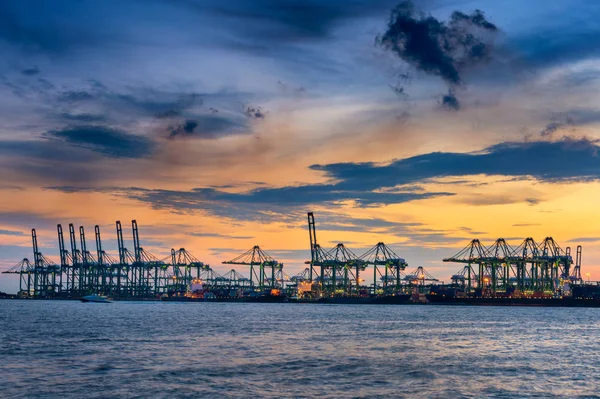 Vackra scen av solnedgången vid terminal shipyard, Singapore shippi — Stockfoto