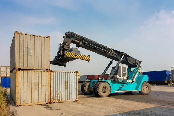 Camión elevador en operado en el patio logístico de contenedores, carga — Foto de Stock