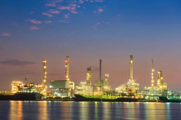 Transporte logística e refinaria de petróleo planta em sol hora azul — Fotografia de Stock