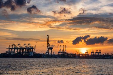 Kargo gemisi Altın saat sahne istasyonunda yükleme