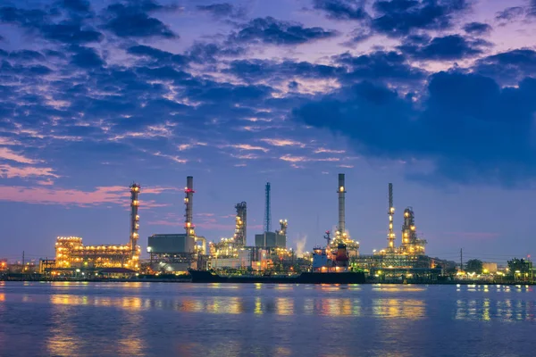 Ölraffinerie und Schiffsanlegestelle in der Dämmerung — Stockfoto