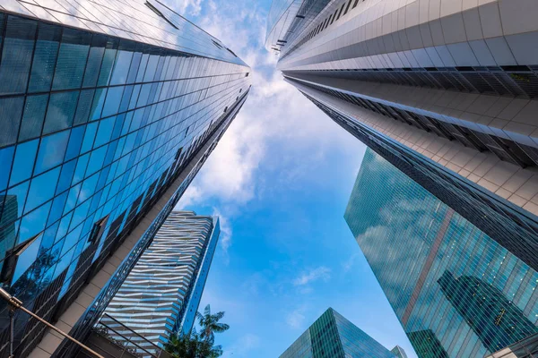 Perspectiva de la torre de rascacielos y la construcción de negocios —  Fotos de Stock