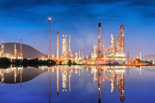 Paisagem da fábrica de refinaria de petróleo no crepúsculo — Fotografia de Stock