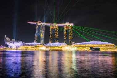 Singapur - 23 Ekim 2016: Gece hayatı ışıkların gösterdi 