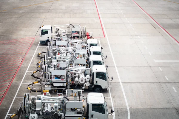 Fila de camión de reabastecimiento de viación (Jet A1) para el avión — Foto de Stock