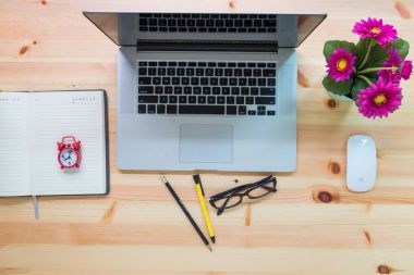 Ofis Kırtasiye bilgisayar ahşap masa üstünde okul sırası ile