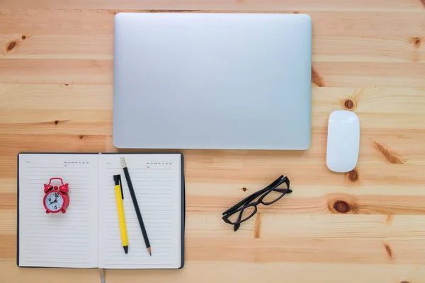 Papelería de oficina con escritorio de computadora en mesa de madera — Foto de Stock