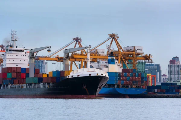 Mañana amanecer escena de buque de carga y muelle de carga terminal — Foto de Stock