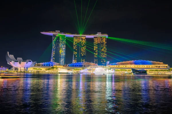 Singapur - 23 Ekim 2016: Işıklar gece hayatının gösterdi Ma