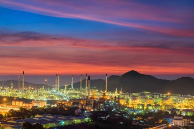 Petrol ve Kimya fabrikasında güzel gökyüzü arka plan ile alacakaranlık