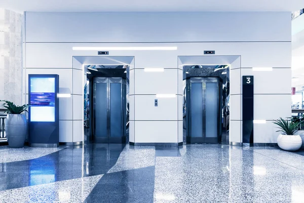 Double elevators in department store, Modern building — Stock Photo, Image