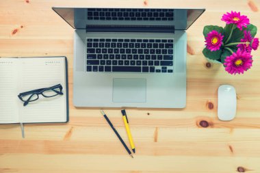 Çalışma alanı bilgisayar dizüstü bilgisayar ve ofis malzemeleri