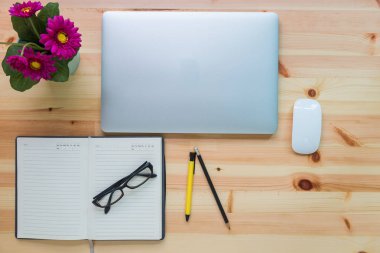 Çalışma alanı tablo üzerinde bilgisayar dizüstü bilgisayar ve ofis malzemeleri