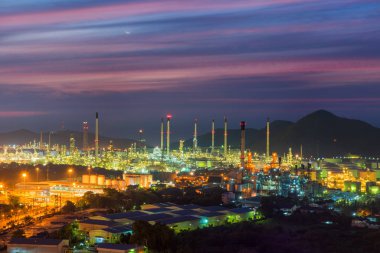 Petrol ve Kimya fabrikasında güzel gökyüzü arka plan ile alacakaranlık