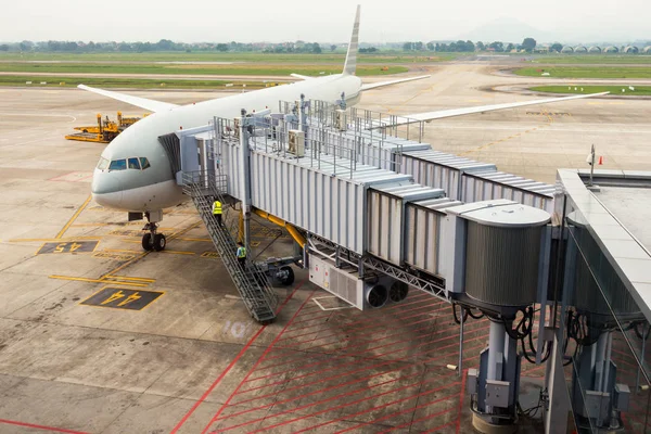 Uçak olma maintennace kapısında terminal olmak