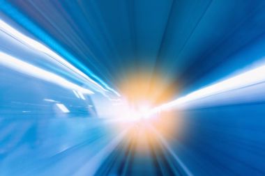 Tren ve hafif iz içinde tünel. taşıma, ışıklı yeraltı