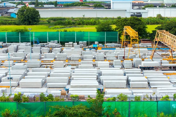 Opslag en handling van materialen van geprefabriceerd beton in tuin — Stockfoto