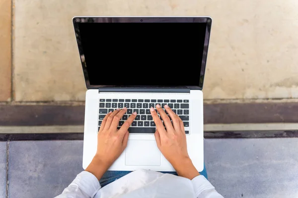 女人手在键盘计算机 labtop 在花园长凳上打字 — 图库照片