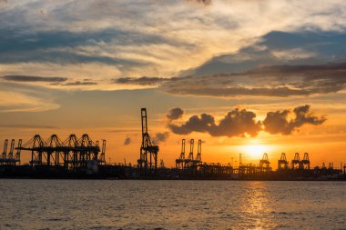 Singapur nakliye bahçesinde günbatımı sahne siluet