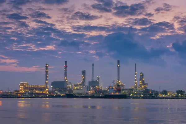 Instalação de refinaria de petróleo e doca de carga no crepúsculo — Fotografia de Stock