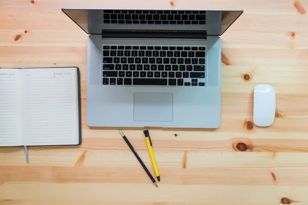 Ordenador portátil y equipo en mesa escritorio de madera, Tecnología —  Fotos de Stock