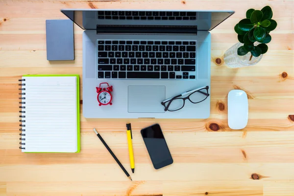 Ordinateur portable et équipement sur table bureau en bois, Technologie — Photo