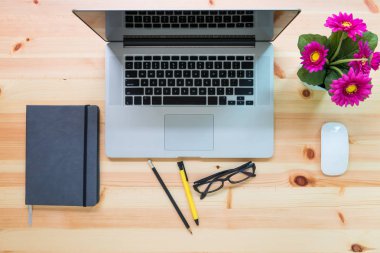 Bilgisayar dizüstü ve ekipman üzerinde tablo ahşap Resepsiyon., teknoloji