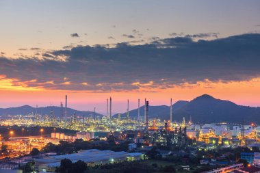 Rafineri petrol ve gaz tesisi alacakaranlıkta