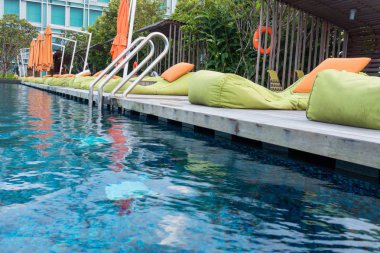 Yüzme Havuzu izlendi ve çatı kat., açık açık yatakta