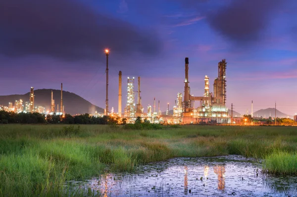 Raffinerie-Öl- und Gasanlage in der Dämmerung — Stockfoto