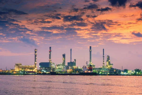 Fabricação de refinarias de petróleo e gás no crepúsculo — Fotografia de Stock