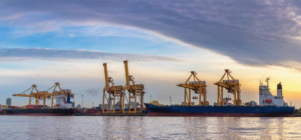 Chantier maritime et chargement teminal au lever du soleil — Photo