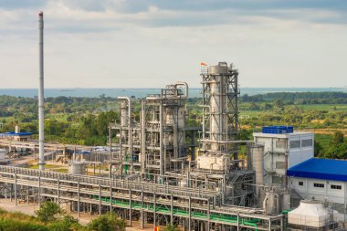 Petrokimya tesisi boru hattı ve rafineri kule yığını