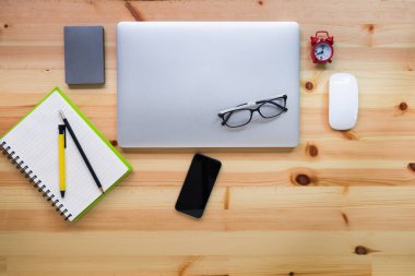 Bilgisayar labtop ve ahşap masa, üstten görünüm kavramı üzerinde sabit