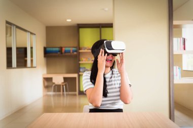 Sanal gerçeklik kulaklık, teknoloji kavramı giyen genç kadın