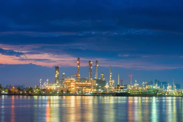 Instalação de refinaria de petróleo e gás e doca de carga no crepúsculo — Fotografia de Stock