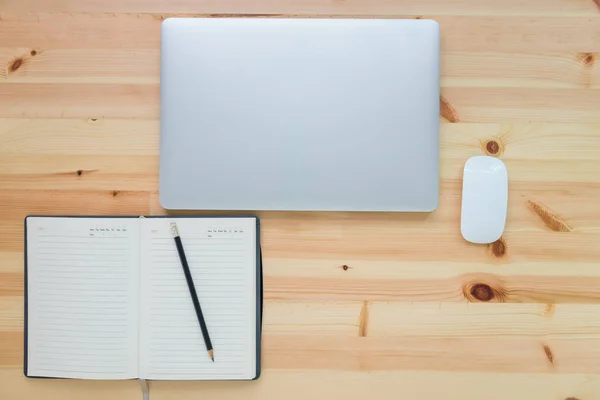 Computer laptop op tafel Bureau, businessconcept — Stockfoto