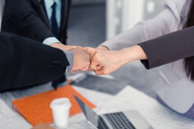 Asya takım iş ve yumruk çarpmak veren Ortaklar iş