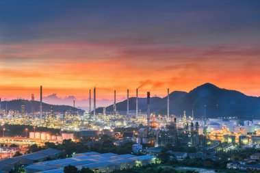 Şehir ve petrol rafineri tesisi alacakaranlıkta peyzaj