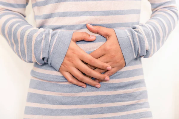 Giovane donna con mal di stomaco, Salute e concetto medico — Foto Stock