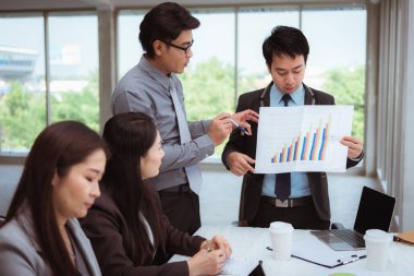 İş takım toplantısı ve yeni proje, iş hakkında tartışıyor