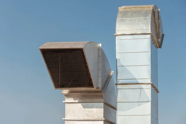 Ventilatie uitlaatpijp en koker dakbedekking — Stockfoto