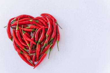 Kırmızı biber whit kalp şekli, sağlık kavramı