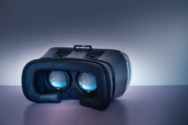 Sanal gerçeklik gözlükleri, geleceğin teknoloji donanımları kavramı