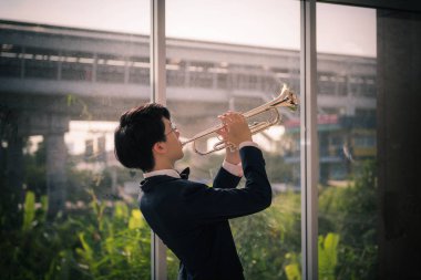 Musicain oynayan enstrüman trompet koridorda
