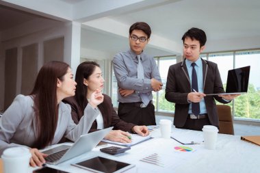 İş takım toplantısı ve yeni proje, iş hakkında tartışıyor