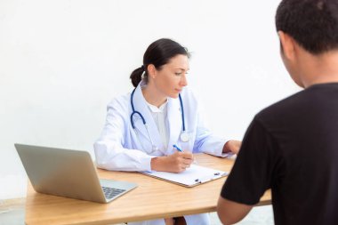 Hasta adam muayene odasında doktor ile danışmanlık sahip