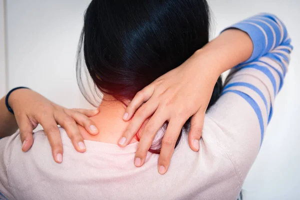 Frau massiert ihren Nacken und Schmerzen nach zu viel Arbeit, Gesundheit — Stockfoto