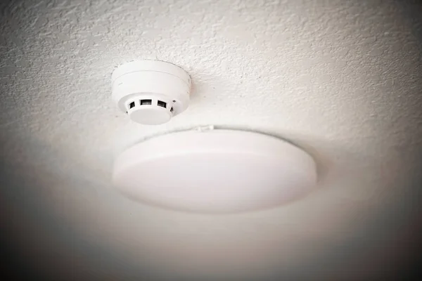 Smoke detector and fire protection system on ceiling — Stock Photo, Image