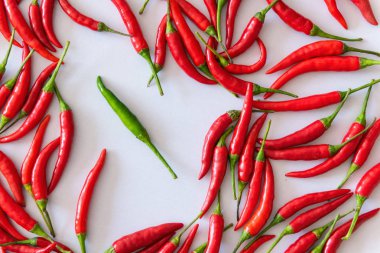 Beyaz arka plan, sağlık kavramı kırmızı ve yeşil biber